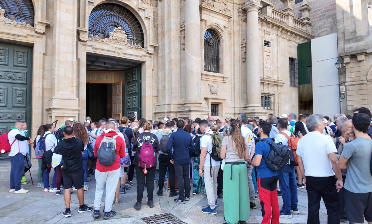 IIPPGob's tweet photo. 🚶‍♀️🚶 Internos, voluntarios y funcionarios de centros penitenciarios de toda España han participado en la última etapa del #CaminoDeSantiago.

🥾➡️⛪ Desde el Monte do Gozo al Obradoiro, los peregrinos han culminado la 5ª edición de la iniciativa. https://t.co/4daj1Kgstv