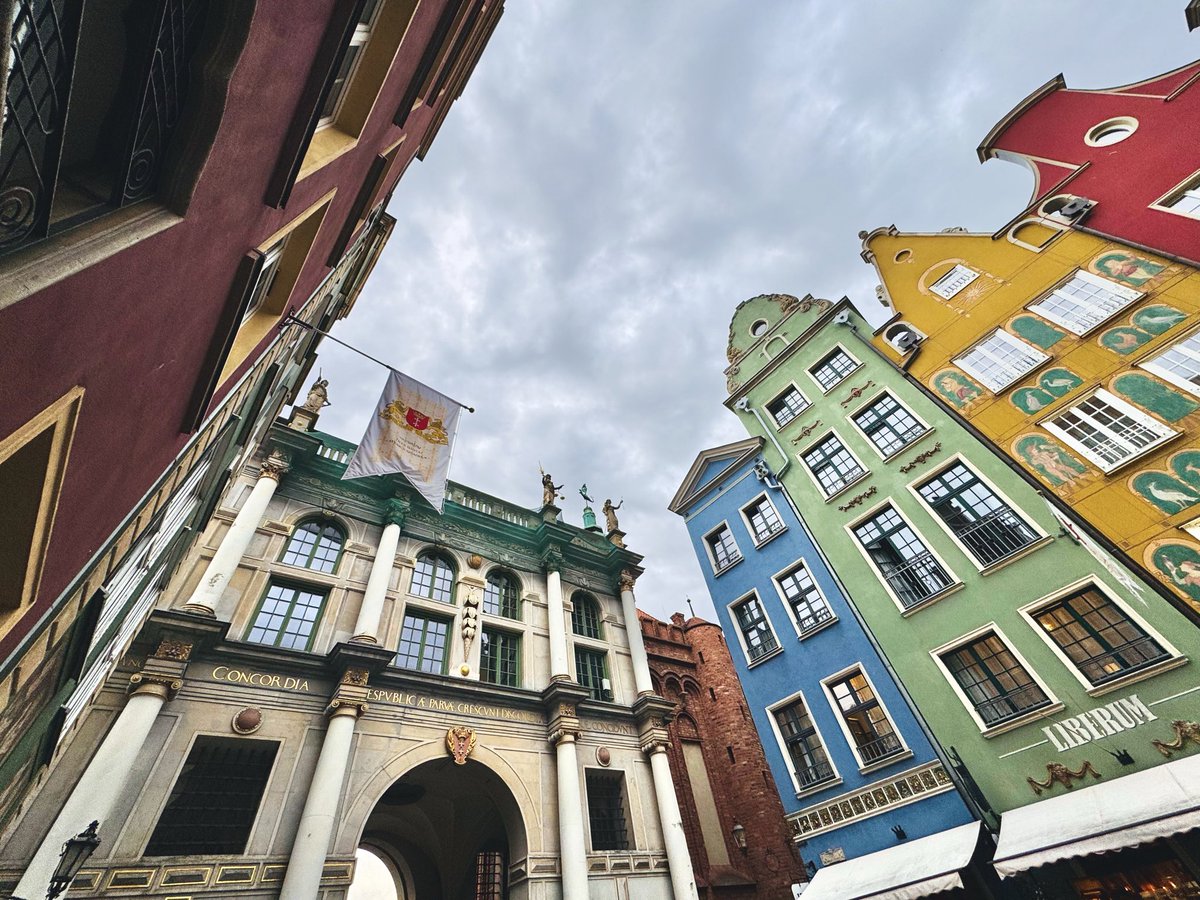 cado's tweet photo. coloured strips - #gdanks #polska 
Inst.: @cadoeva 
.
summer Agosto 2026
.
#architecture #heritage #street landscape https://t.co/bWwp8pFgTG