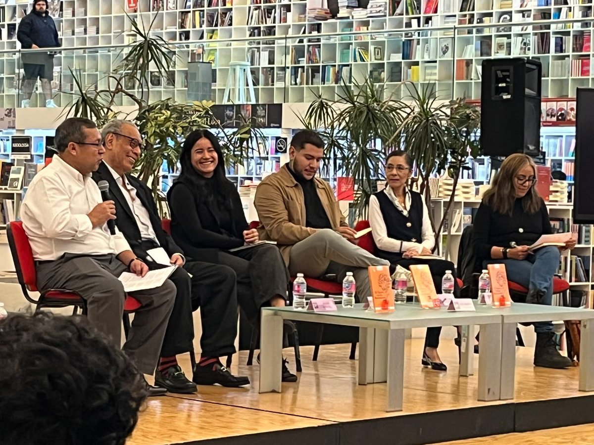 IndelebleMO's tweet photo. Muchas gracias por esta velada inolvidable. Un banquete de historias y recuerdos. Presentadores de lujo.  “El Sazón de los Recuerdos” es un libro con 😇 https://t.co/emdhaJH9KU