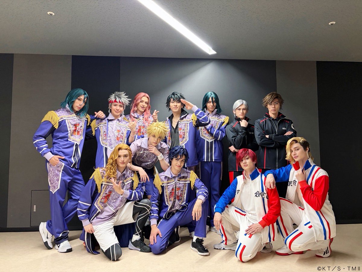 TennimuNews's tweet photo. 【 #新テニミュ 】5公演目🎾
本日もご来場、誠にありがとうございました！本日は平日スペシャル施策《お見送りイベント》でした！ご参加いただいた皆様ありがとうございました。
📸お見送り後の集合ショットをお届け🇪🇸🇩🇪🇫🇷
明日は13:00公演です。ご来場お待ちしております！

🎫チケットはこちらhttps://t.co/ViMzxyyDGx