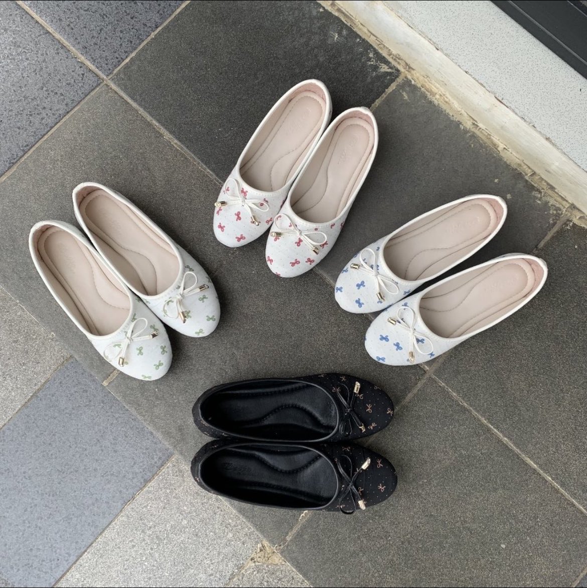 rosiesiee's tweet photo. Plis, siapa yang bisa tahan sama sepatu segemes ini? 😭🤏🏻 Motifnya lucu banget! https://t.co/82buqrwYHo