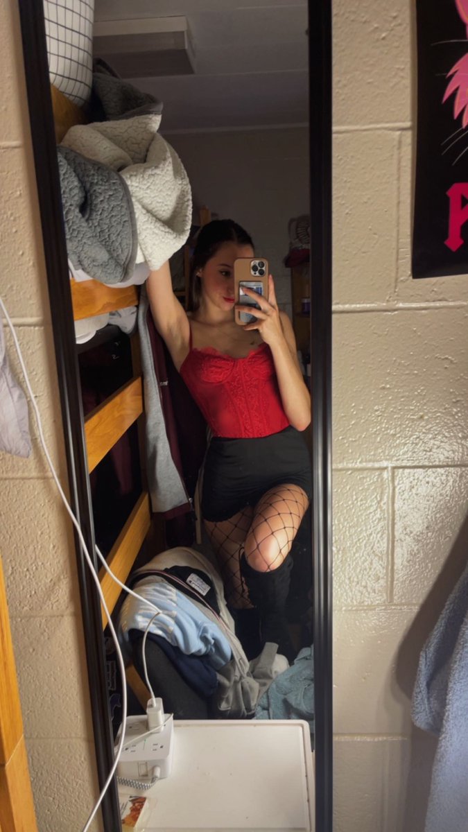 ehanonacct's tweet photo. need someone BIG to blow my back out tonight. Near URI or i can drive. #massachusettsfreaks #massfreaks #sneakylink #rhodeislandfreaks #sizequeen https://t.co/nZGGJvRExj