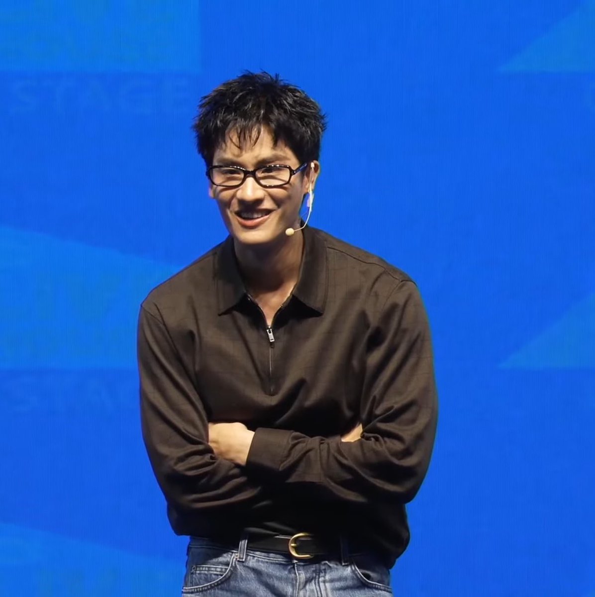 _sehunism's tweet photo. it's so funny cause why does tay tawan look like he's going to reveal the new samsung line up for tonight's livehouse 😭

TAYTAWAN LH ON STAGE
#GMMTVLiveHouse #Tawan_V https://t.co/A3M95gLgp0