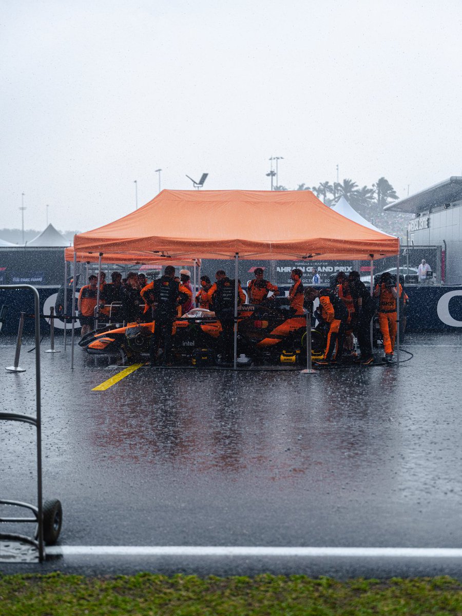 McLarenF1's tweet photo. Some snaps from a rainy grid in Sepang 🌧️

#McLarenF1 | #BahrainGP 🇧🇭 https://t.co/bjkgjfXFVY