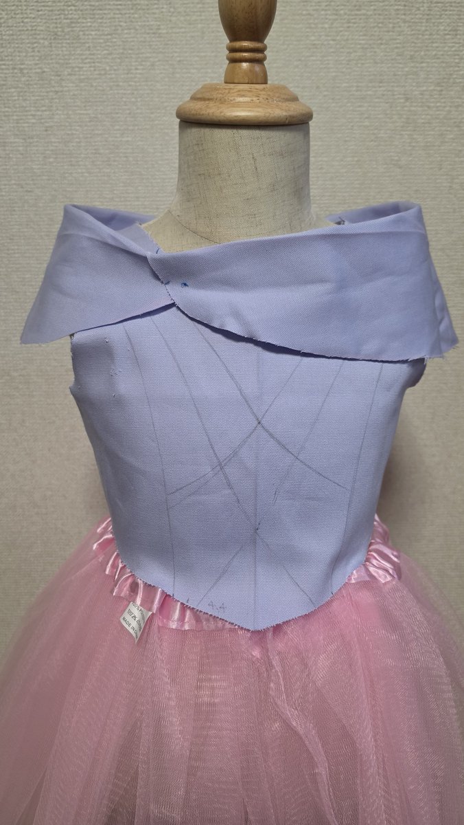 kinotoshiku's tweet photo. 毎回本番用の布で作る前にいらない布で最終調整してるんだけど、ここに一番時間使ってる💦紙で型紙作ったあとこの調整用に作ったものに微調整のメモ書いてそのまま型紙になるパターン結構多い。絶対型紙に頭を抱える部分出てくるからいきなり本番の布では作れない😅今回は肩部分の形が悩ましい💦 https://t.co/osqhrmyAlr