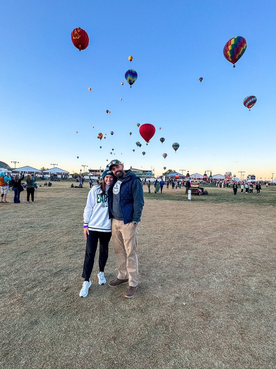 caseymacdonald_'s tweet photo. Missing the magic of the Balloon Fiesta this time of year! Someone enjoy some Tom Thumb donuts for me 😌 https://t.co/48PsThejAd