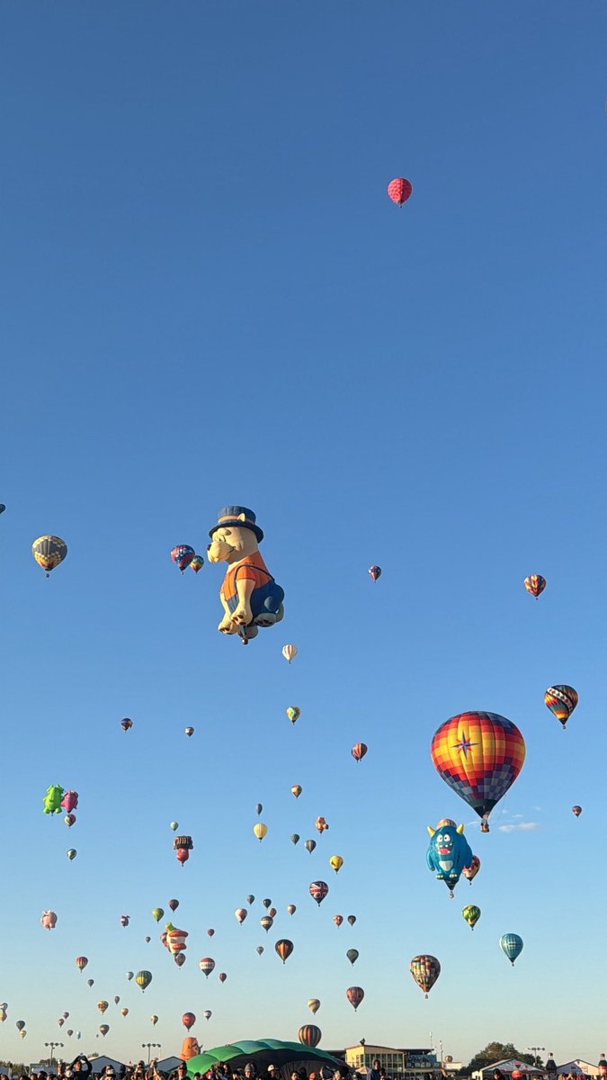 caseymacdonald_'s tweet photo. Missing the magic of the Balloon Fiesta this time of year! Someone enjoy some Tom Thumb donuts for me 😌 https://t.co/48PsThejAd