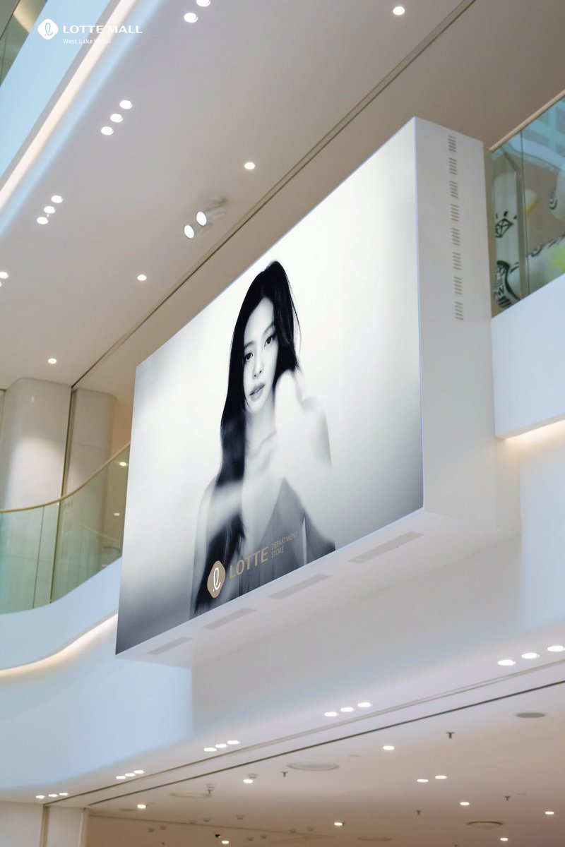 NEWSJENNlE's tweet photo. 📸261006 Lotte Mall West Lake Hanoi Facebook Update

"#JENNIE — an icon of contemporary style — has now appeared on the LED screens at Lotte Mall West Lake Hanoi.

Visit Lotte Mall, snap a photo with JENNIE, and discover an inspiring shopping experience." https://t.co/wz7F3Lq3VO