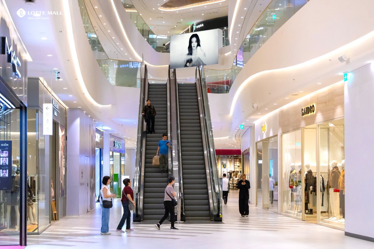 NEWSJENNlE's tweet photo. 📸261006 Lotte Mall West Lake Hanoi Facebook Update

"#JENNIE — an icon of contemporary style — has now appeared on the LED screens at Lotte Mall West Lake Hanoi.

Visit Lotte Mall, snap a photo with JENNIE, and discover an inspiring shopping experience." https://t.co/wz7F3Lq3VO
