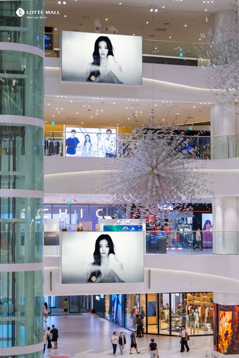 NEWSJENNlE's tweet photo. 📸261006 Lotte Mall West Lake Hanoi Facebook Update

"#JENNIE — an icon of contemporary style — has now appeared on the LED screens at Lotte Mall West Lake Hanoi.

Visit Lotte Mall, snap a photo with JENNIE, and discover an inspiring shopping experience." https://t.co/wz7F3Lq3VO