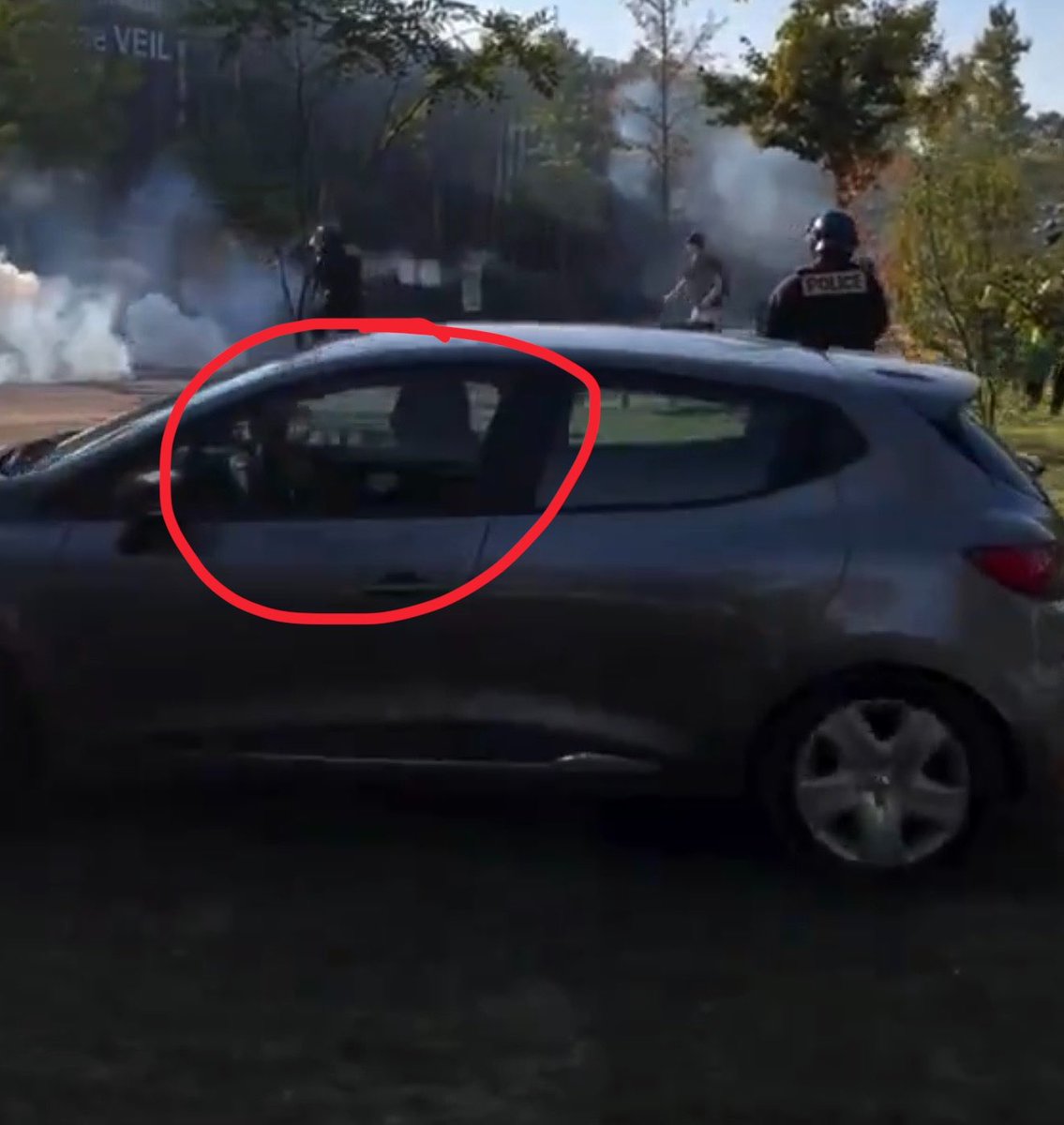 SpectateursFr's tweet photo. 🚨🇫🇷 Un commandant de police a été filmé alors qu’il tentait de foncer sur des lycéens au volant de son véhicule de fonction banalisé. https://t.co/pe5g9FuaRU