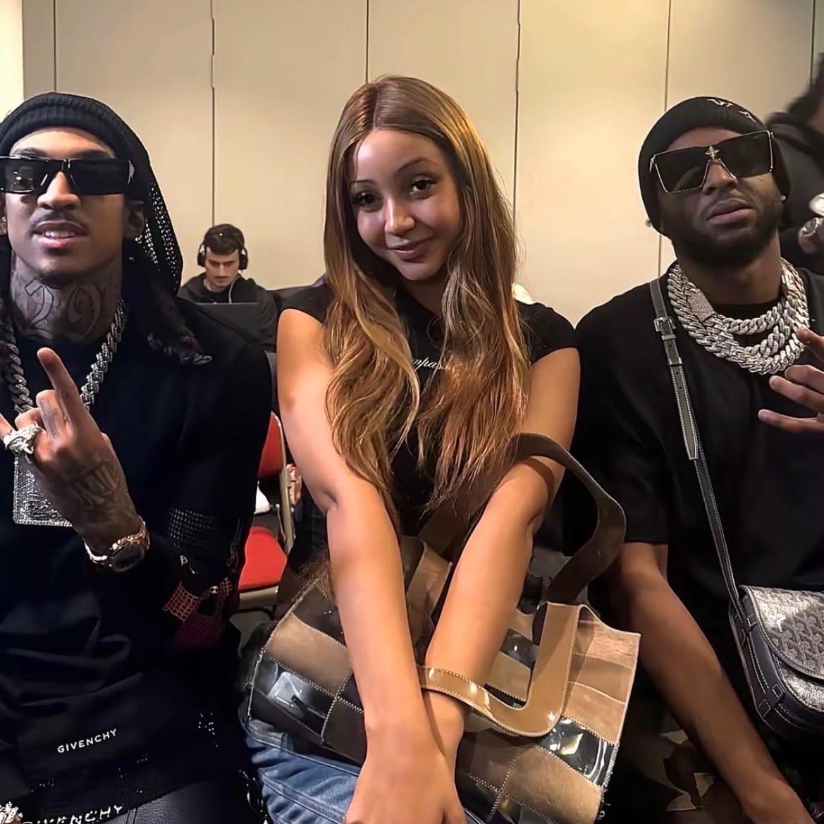 rosewhatttt's tweet photo. when youre chill with everyone https://t.co/tr2tDhUdzk