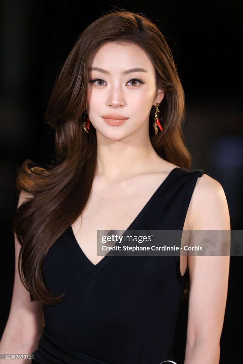 theboss_Natasha's tweet photo. ความเรียบง่าย คือหัวใจสำคัญของความสง่างามทั้งหมด 🖤🖤

#CHANELSS27xLenaMiu
#LalinaLena #MiuNatsha
#CHANELSpringSummer 
#CHANEL #PFW @CHANEL https://t.co/JcZkthyONt