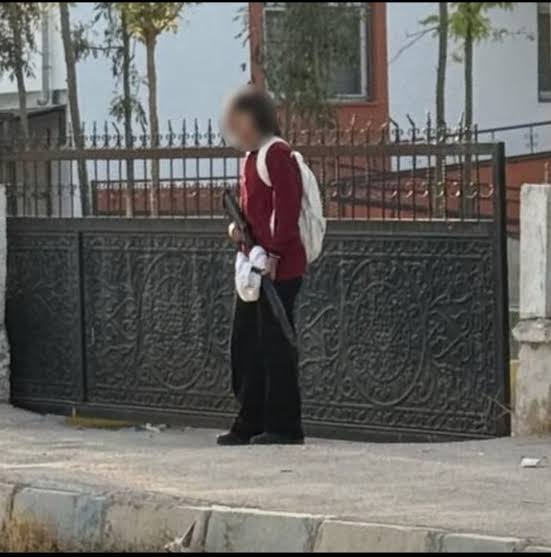 strivefather's tweet photo. Ve fotoğrafını ekleyemedim bir çok daha gerçekleşmiş olan okul saldırısı...

Nereye kadar bu düzen böyle gidecek?

Yetkililer ne zaman gerçekten adım atıcak?

#saldırı #okul #öğrenci https://t.co/5iRSt4PttZ