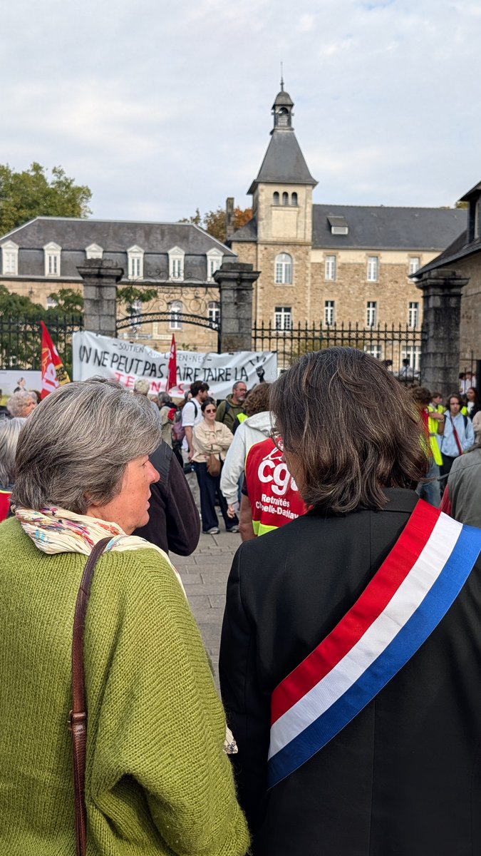 MLepvraud's tweet photo. ✊ "On veut un avenir et des moyens tout de suite !"

La jeunesse peut être fière d'elle pour le mouvement engagé. Elle a raison de prendre en main son avenir, délaissée par des années de politiques libérales. https://t.co/YjmguvLw0x