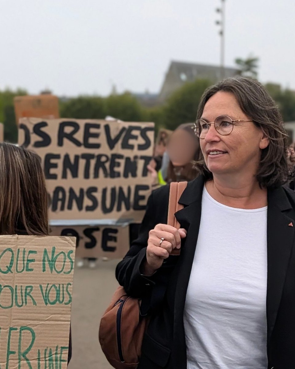 MLepvraud's tweet photo. ✊ "On veut un avenir et des moyens tout de suite !"

La jeunesse peut être fière d'elle pour le mouvement engagé. Elle a raison de prendre en main son avenir, délaissée par des années de politiques libérales. https://t.co/YjmguvLw0x