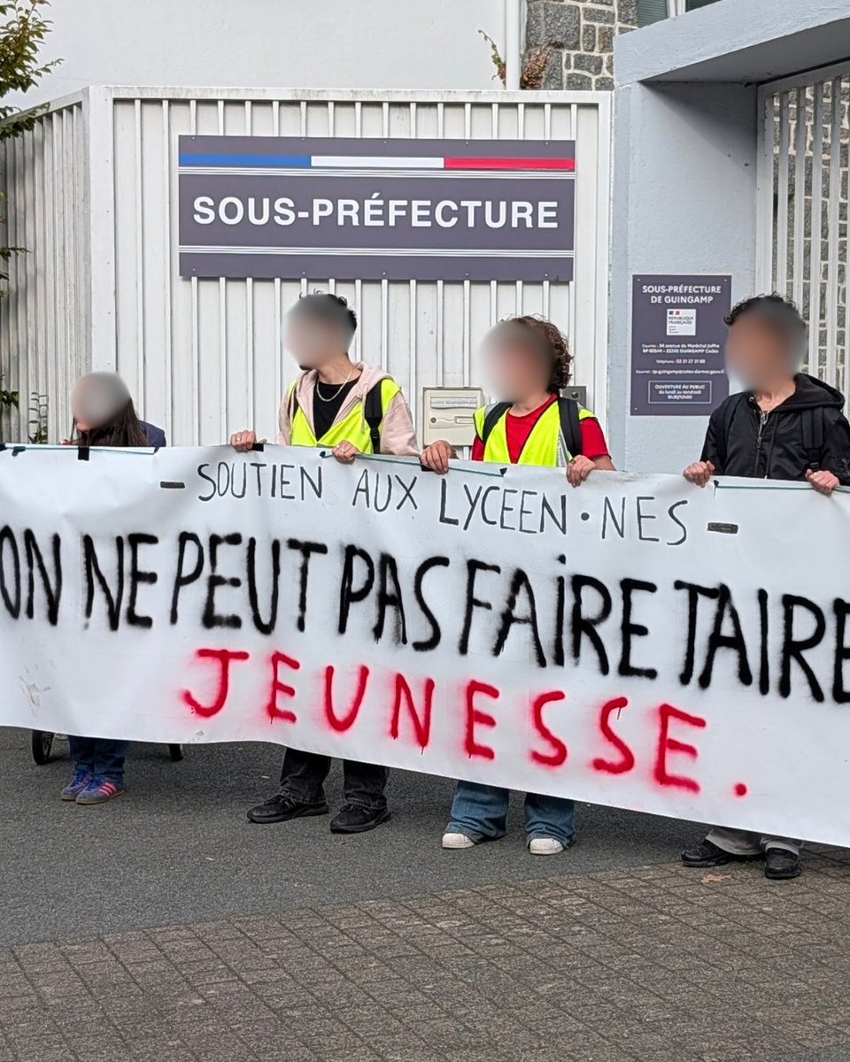 MLepvraud's tweet photo. ✊ "On veut un avenir et des moyens tout de suite !"

La jeunesse peut être fière d'elle pour le mouvement engagé. Elle a raison de prendre en main son avenir, délaissée par des années de politiques libérales. https://t.co/YjmguvLw0x