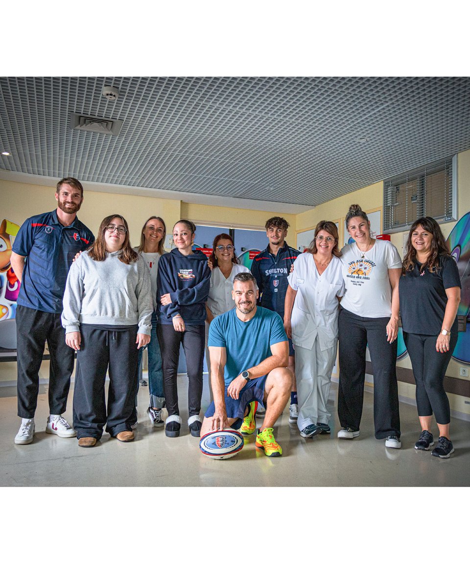 ASBHOfficiel's tweet photo. 🔴🔵 𝗩𝗶𝘀𝗶𝘁𝗲 𝗱𝗲 𝗻𝗼𝘀 𝗥𝗢𝗨𝗚𝗘 &amp; 𝗕𝗟𝗘𝗨 au service pédiatrie de l’Hôpital de Béziers avec l’association @PremiersdCordee. De beaux moments de partage avec les jeunes et le staff médical. Merci pour l’accueil ! 🙌 https://t.co/b6QoCseaIg