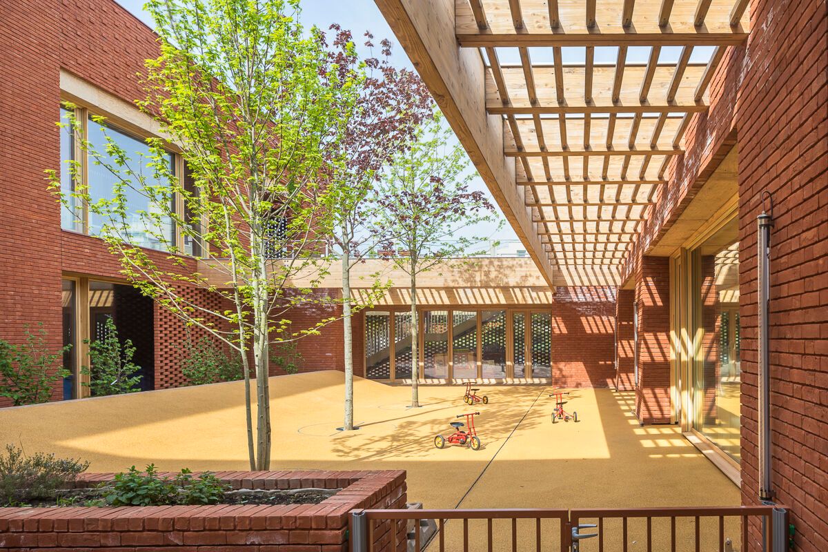 Archello's tweet photo. HEMAA Architectes’ Jacques Prévert Public Services Centre uses brick, timber and straw to create a civic building rooted in Évry’s architectural context.
https://t.co/Zd1EW0PsJ4
#BioBasedArchitecture #TimberArchitecture #Materiality https://t.co/sPiTcZ9Mzx