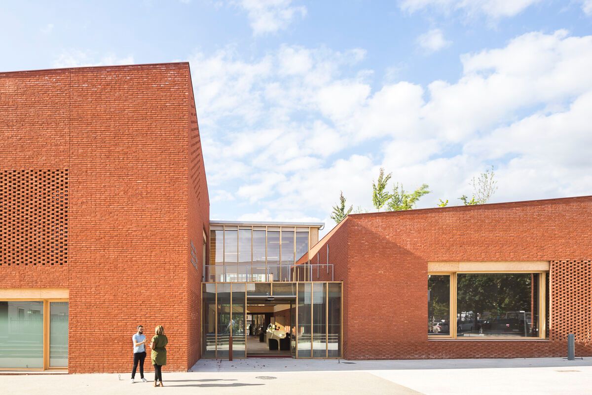 Archello's tweet photo. HEMAA Architectes’ Jacques Prévert Public Services Centre uses brick, timber and straw to create a civic building rooted in Évry’s architectural context.
https://t.co/Zd1EW0PsJ4
#BioBasedArchitecture #TimberArchitecture #Materiality https://t.co/sPiTcZ9Mzx