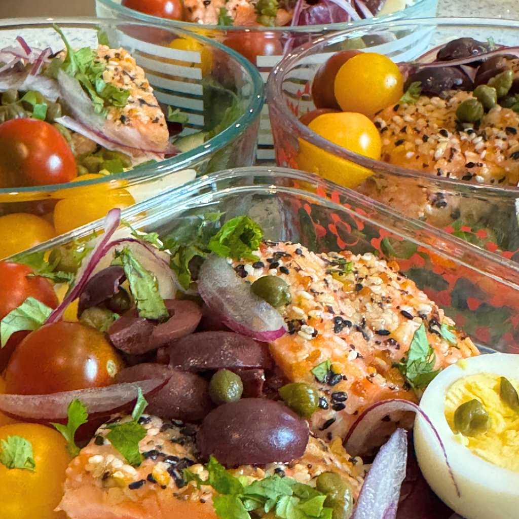 FriendThatCooks's tweet photo. Would you rather? 🥗���� Go with an Everything But the Bagel seasoned Salmon Niçoise Salad or swap the salmon for chicken? Fresh, flavorful, and perfect for fall—which one gets your vote? 👇 #WouldYouRather #FallFlavors #PersonalChef #FriendThatCooks https://t.co/bSIVfrBt8p