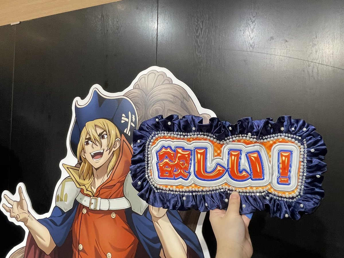 miffioxo's tweet photo. 進捗〜！！！！！
ビーズ貼りほぼお終いッッ！
明日は名言ボードの改造やりたいねッ！ https://t.co/bROg8rEyIo