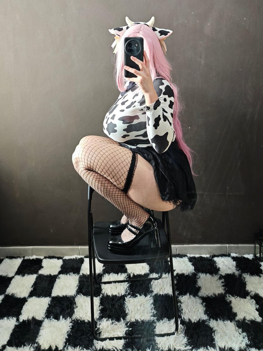 itsmoonica_'s tweet photo. Don't say you wish you were a chair https://t.co/Va6aGccjzk
