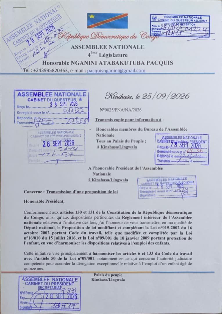 ebalemozindo's tweet photo. #RDC: @AssembleeNatRDC 
Le député national Pacquis Nganini propose l’harmonisation des dispositions sur l’emploi des enfants.

Le député national Pacquis Nganini Atabaku­tuba a officiellement transmis à l’Assemblée nationale une proposition de loi visant à modifier et compléter certaines dispositions du Code du travail et de la Loi portant protection de l’enfant.

Cette initiative vise à corriger les contradictions relevées entre plusieurs dispositions légales encadrant l’emploi des enfants. L’élu de Tshangu relève notamment des divergences entre les articles 6 et 133 du Code du travail et l’article 50 de la Loi portant protection de l’enfant concernant l’autorité compétente pour accorder une éventuelle dérogation à l’emploi d’un enfant.

À travers cette démarche, Pacquis Nganini entend harmoniser la législation congolaise, renforcer la cohérence juridique et consacrer davantage l’intervention de l’autorité judiciaire spécialisée en matière de protection de l’enfant.

Le député insiste sur le fait que sa proposition ne vise aucunement à promouvoir le travail des enfants, mais plutôt à renforcer leur protection juridique et à garantir que toute dérogation exceptionnelle soit encadrée dans le respect de l’intérêt supérieur de l’enfant.

« Notre législation doit être cohérente. La protection de l’enfant doit être claire », souligne l’élu de Tshangu, qui place cette initiative sous le signe du passage de « l’incivisme à l’excellence ».