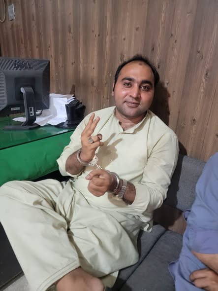 Naseemsawag's tweet photo. اس ملک کا حال دیکھیں۔ پیرا فورس کی عوام  پہ تشدد کرنے کی وڈیو وائرل ہوئئ۔ اہلکار   کودکھاوے کےلیے برطرف کیا۔ اور پھر وڈیو بنانے والے کو سبق سکھانے کےلیے گرِفتار کر لیا۔ https://t.co/yz5kHPTWGp