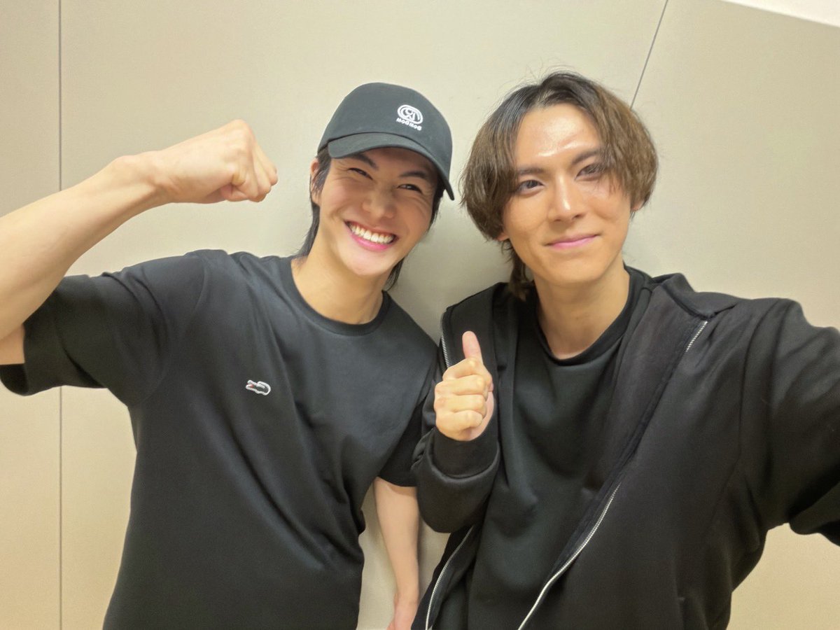 RYOSUKE_N_1101's tweet photo. ミュージカル『#新テニスの王子様』The Final Stage

観劇してきました🎾✨

とてつもないエネルギーをもらって、明日からも頑張れそうです🔥🔥🔥

ひかるが粟野さんを連れてきてくれて、お話した後「写真撮りましょう」って声かけてくれて、最高にハッピーでした😊

ラストまで全力で応援しています！！
#新テニミュ