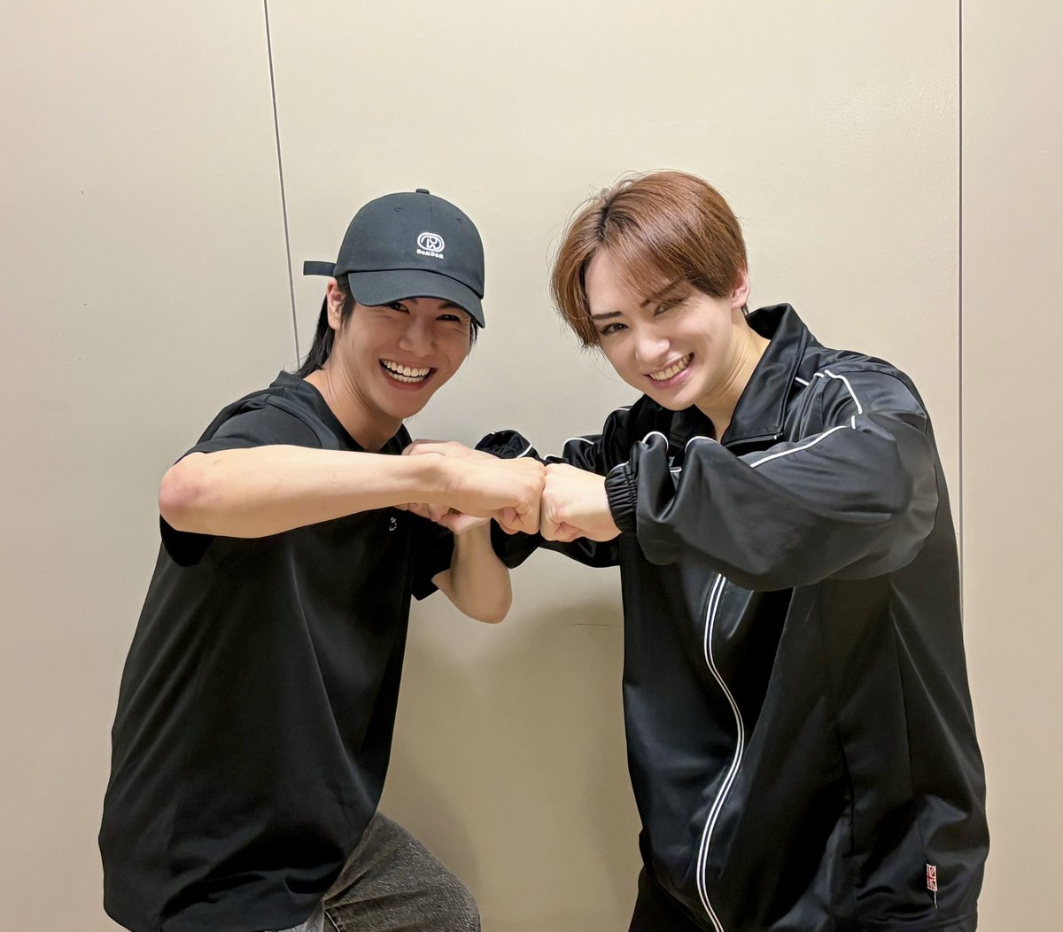 RYOSUKE_N_1101's tweet photo. ミュージカル『#新テニスの王子様』The Final Stage

観劇してきました🎾✨

とてつもないエネルギーをもらって、明日からも頑張れそうです🔥🔥🔥

ひかるが粟野さんを連れてきてくれて、お話した後「写真撮りましょう」って声かけてくれて、最高にハッピーでした😊

ラストまで全力で応援しています！！
#新テニミュ