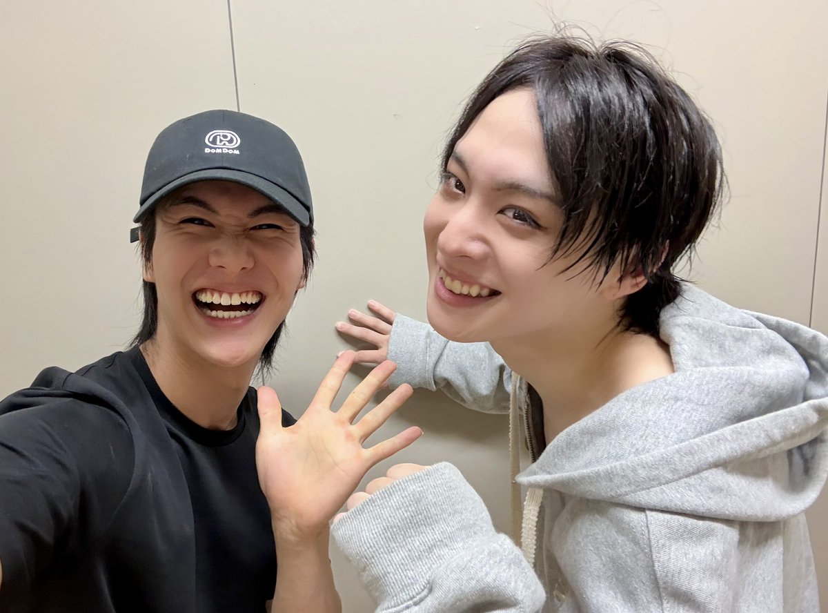 RYOSUKE_N_1101's tweet photo. ミュージカル『#新テニスの王子様』The Final Stage

観劇してきました🎾✨

とてつもないエネルギーをもらって、明日からも頑張れそうです🔥🔥🔥

ひかるが粟野さんを連れてきてくれて、お話した後「写真撮りましょう」って声かけてくれて、最高にハッピーでした😊

ラストまで全力で応援しています！！
#新テニミュ
