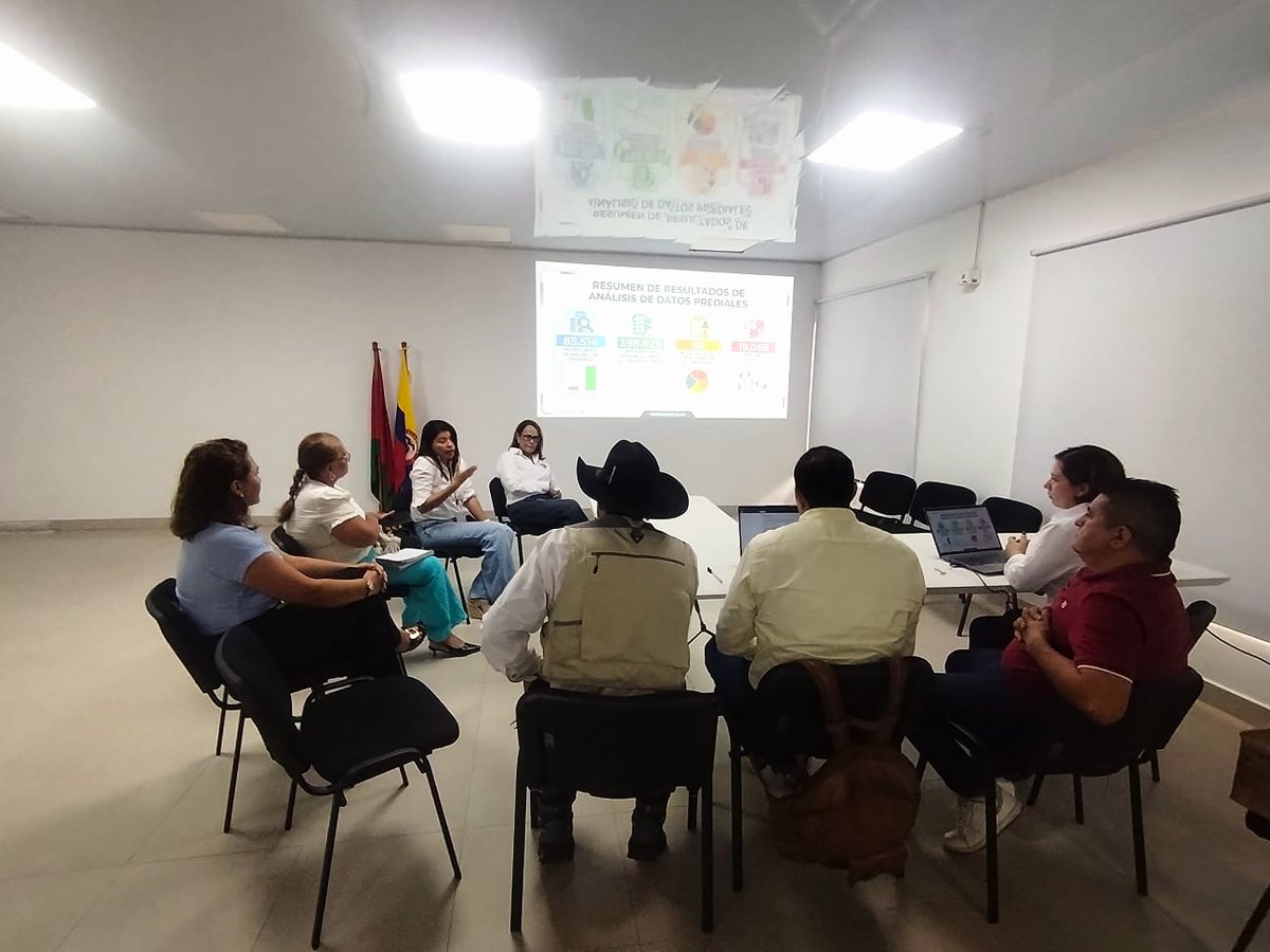 igacColombia's tweet photo. 🤝Tras asumir nuevamente como gestores de Yopal, nos reunimos con las veedurías del municipio para socializar el estado de las bases catastrales recibidas durante el proceso de empalme. 

En esta jornada compartimos los hallazgos en datos prediales relacionados con:

📃Trazabilidad documental.
🌎Integridad geográfica.
🧮Calidad alfanumérica.
✅Cobertura territorial.
🏘️Trámites y PQRS pendientes.

Nuestro compromiso con la ciudadanía es realizar la corrección progresiva de la información alfanumérica y geográfica para garantizar la calidad de los datos y avanzar por la seguridad jurídica de la propiedad.