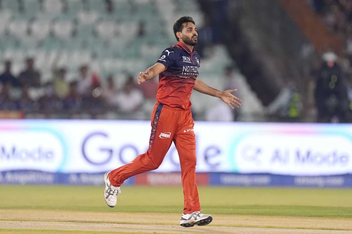 CricCrazyJohns's tweet photo. 🚨 BHUVNESHWAR KUMAR IS BACK 🔥

- Bhuvneshwar Kumar is likely to be picked for the Indian T20I team for New Zealand tour. [Devendra Pandey] https://t.co/q5xl0CBWRo