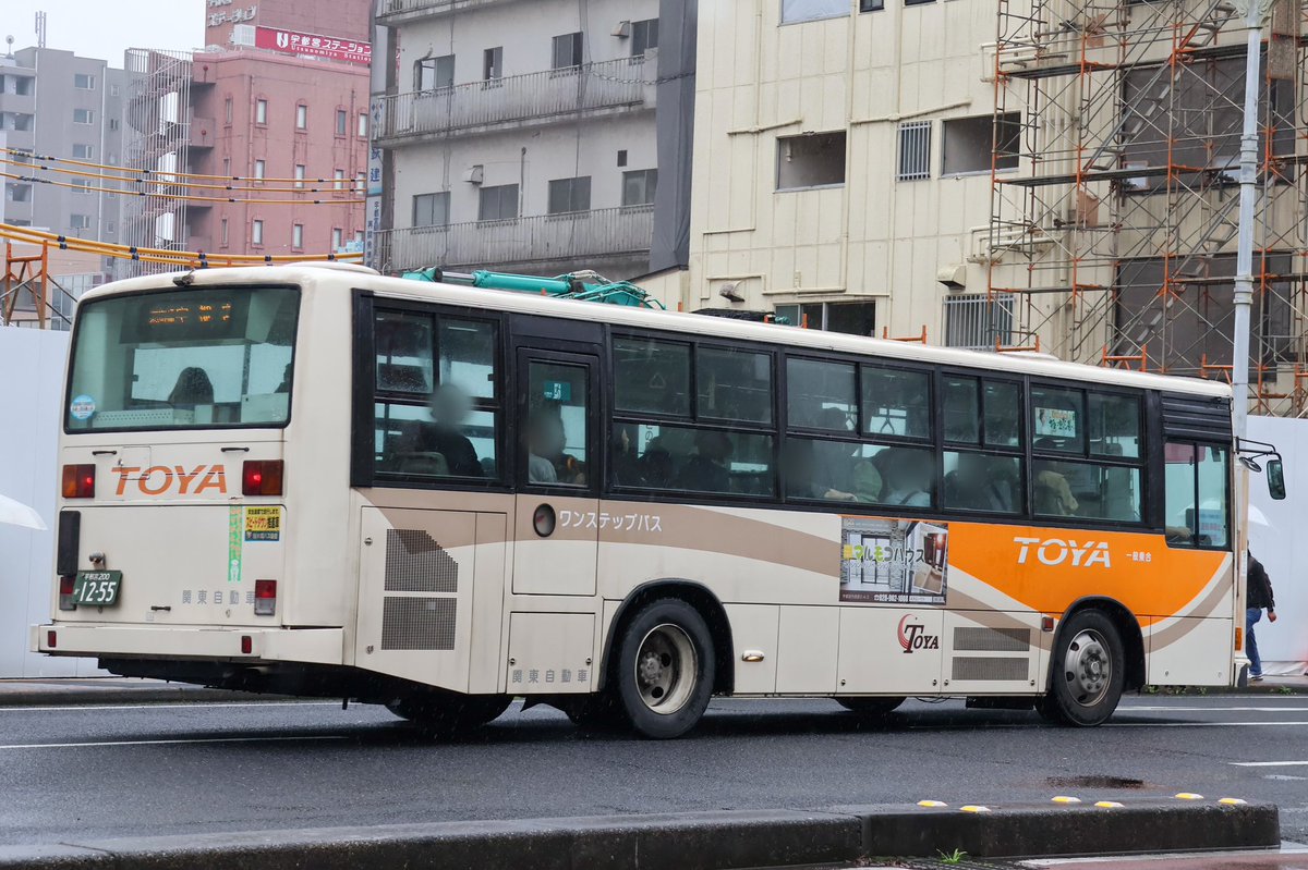 TRNR_kan_sono2's tweet photo. 関東自動車 1255
日野ブルーリボン(KC-HU2MLCA)
 
KC-HUも少なくなってきましたがこちらは塗装より元東野交通の車両。その前は東武バスからやってきた模様。
運転席側ミラーアームが長いのがこの時期の元東武の特徴。

1999年式でワンステ×エアサス×短尺。中扉は折戸4枚。 https://t.co/5oong7XvCe