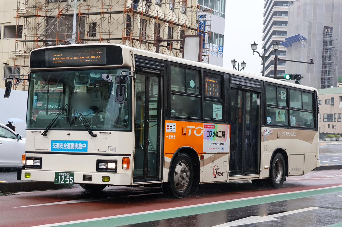 TRNR_kan_sono2's tweet photo. 関東自動車 1255
日野ブルーリボン(KC-HU2MLCA)
 
KC-HUも少なくなってきましたがこちらは塗装より元東野交通の車両。その前は東武バスからやってきた模様。
運転席側ミラーアームが長いのがこの時期の元東武の特徴。

1999年式でワンステ×エアサス×短尺。中扉は折戸4枚。 https://t.co/5oong7XvCe