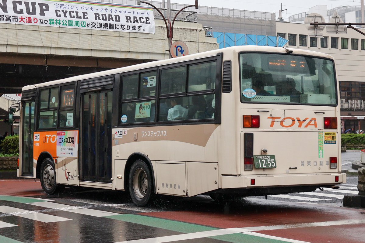 TRNR_kan_sono2's tweet photo. 関東自動車 1255
日野ブルーリボン(KC-HU2MLCA)
 
KC-HUも少なくなってきましたがこちらは塗装より元東野交通の車両。その前は東武バスからやってきた模様。
運転席側ミラーアームが長いのがこの時期の元東武の特徴。

1999年式でワンステ×エアサス×短尺。中扉は折戸4枚。 https://t.co/5oong7XvCe