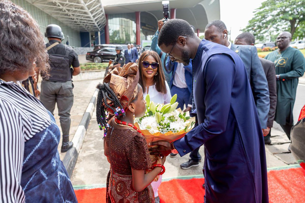 PR_Senegal's tweet photo. Arrivé hier à Abuja en sa qualité de Président en exercice de la #CEDEAO, le Président @PR_Diomaye a visité ce matin la Cour de justice, le Parlement et la Commission, puis installé les nouveaux juges de la Cour. Il a regagné Dakar à l'issue de la cérémonie. https://t.co/S0ifawpIFa