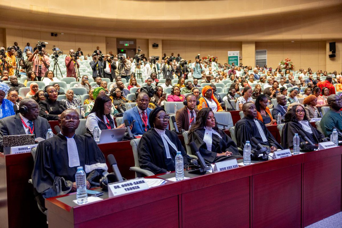 PR_Senegal's tweet photo. Arrivé hier à Abuja en sa qualité de Président en exercice de la #CEDEAO, le Président @PR_Diomaye a visité ce matin la Cour de justice, le Parlement et la Commission, puis installé les nouveaux juges de la Cour. Il a regagné Dakar à l'issue de la cérémonie. https://t.co/S0ifawpIFa