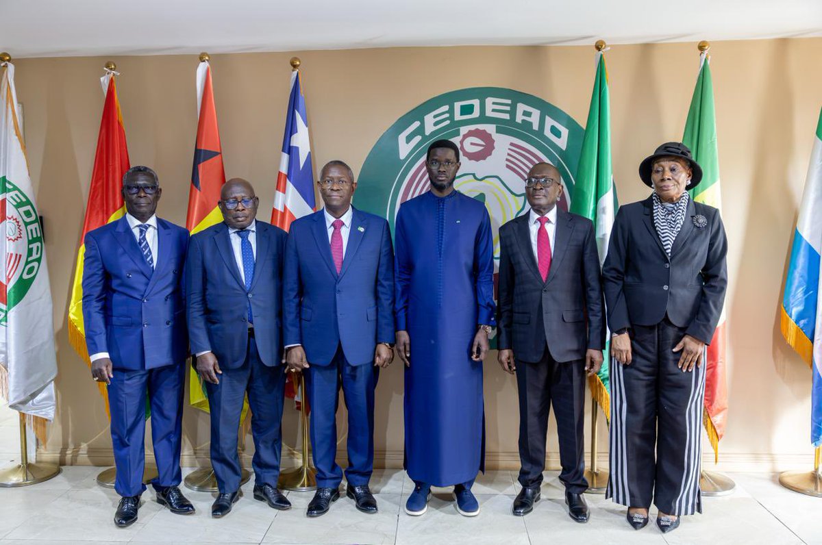 PR_Senegal's tweet photo. Arrivé hier à Abuja en sa qualité de Président en exercice de la #CEDEAO, le Président @PR_Diomaye a visité ce matin la Cour de justice, le Parlement et la Commission, puis installé les nouveaux juges de la Cour. Il a regagné Dakar à l'issue de la cérémonie. https://t.co/S0ifawpIFa