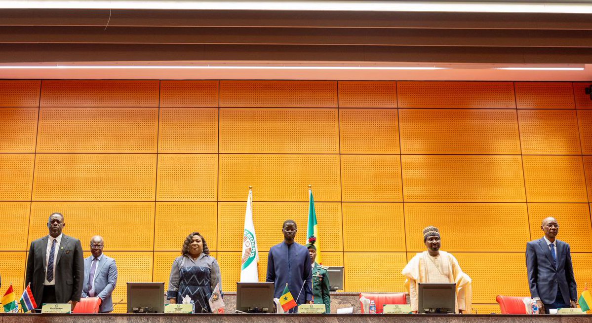 PR_Senegal's tweet photo. Arrivé hier à Abuja en sa qualité de Président en exercice de la #CEDEAO, le Président @PR_Diomaye a visité ce matin la Cour de justice, le Parlement et la Commission, puis installé les nouveaux juges de la Cour. Il a regagné Dakar à l'issue de la cérémonie. https://t.co/S0ifawpIFa