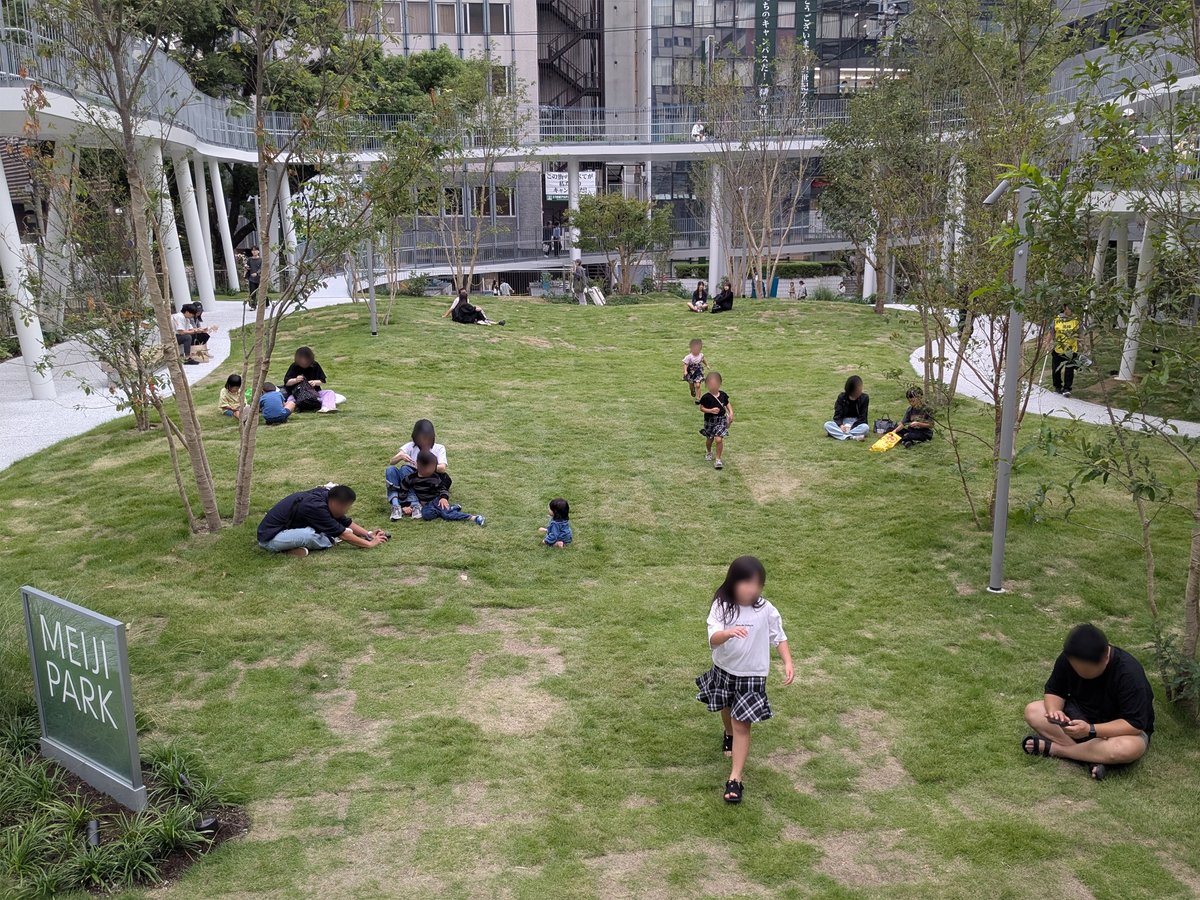 take_all_a's tweet photo. 8月にリニューアルオープンした明治公園（藤本壮介 + 梓設計、福岡市博多区）で、このほど芝生の養生が終わって立ち入り規制が解除。芝生に座り込んで寛いだり、子どもが走り回ったりしている。博多駅のすぐ近くでこのような状況が出現するとは。 https://t.co/txVyySWnEx