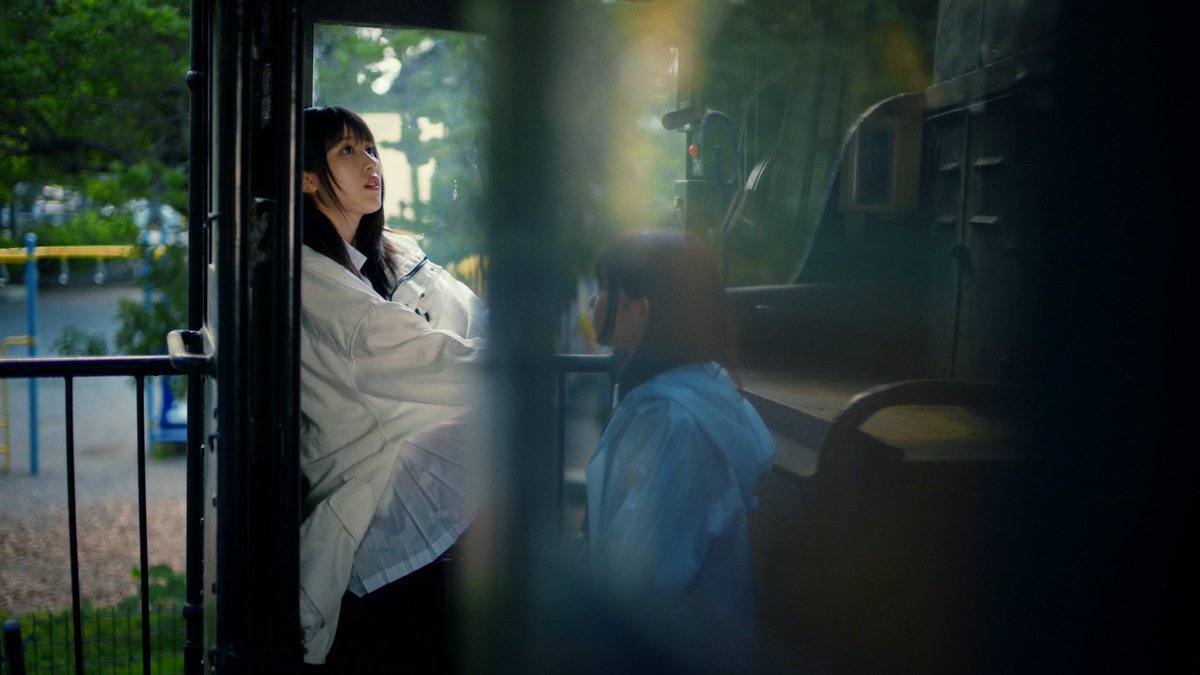 mai_littlewitch's tweet photo. 映画『時給三〇〇円の死神』
主題歌は
この映画のためにHYさんが書き下ろしてくださいました。

仲宗根泉さんが
花森さんの目線で作詞作曲をしてくださっています。

HY『心海』
MVを監督させていただきました。
映画のプロローグです。
花森（演:福本莉子さん）が、
佐倉（演:西畑大吾さん）に出逢うまでの
1人で世界と向き合っている期間のお話です。

映画を観る前
映画を観た後
花森さんの気持ちが染みわたるような
そんなMVになっています。
https://t.co/64HmG9n97d

#映画時給300円の死神