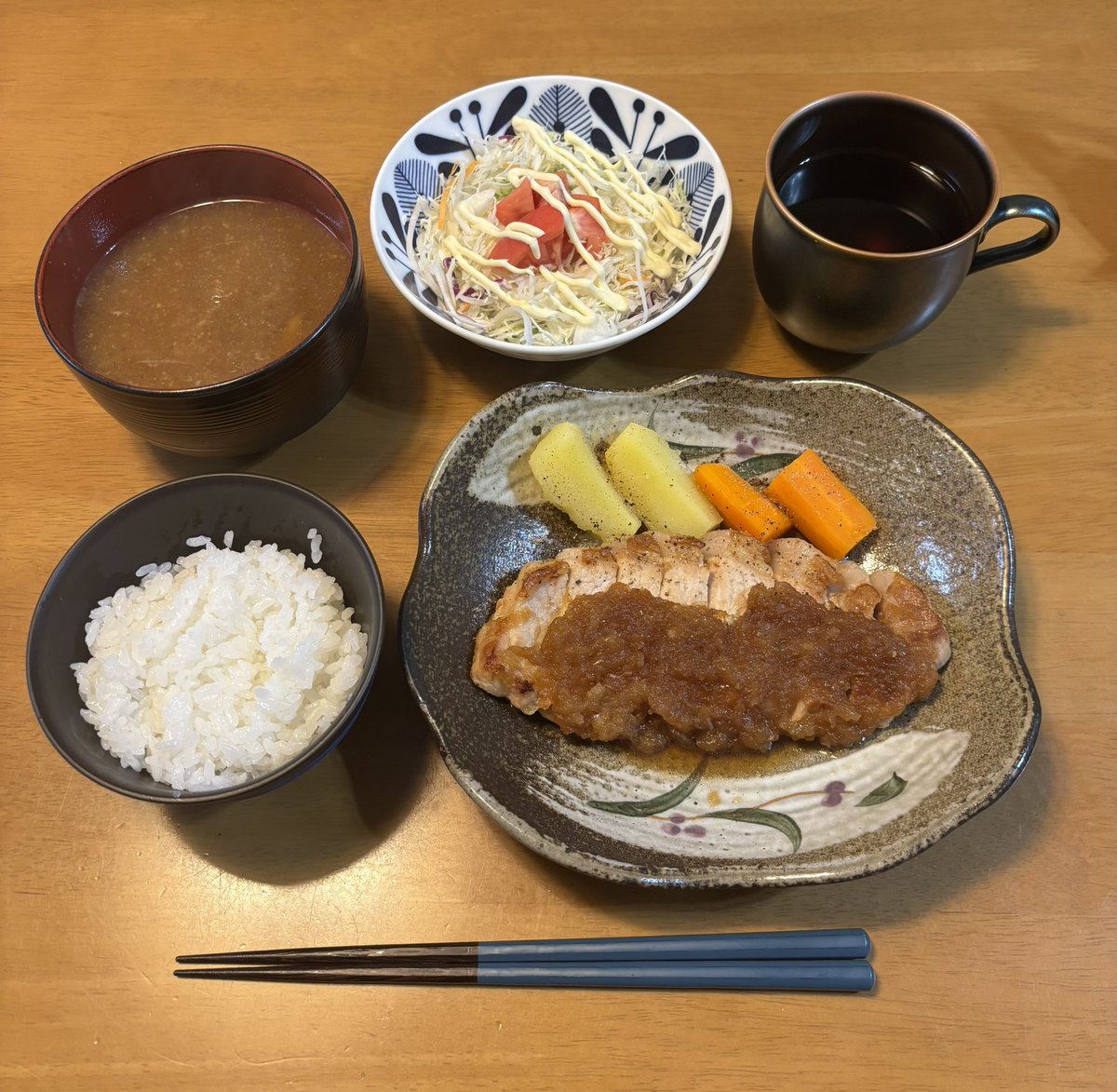 8terabytes's tweet photo. 今日の晩ごはん
ポークソテーたまねぎソース
生野菜サラダ
なめこの味噌汁
#晩ごはん #おうちごはん #手作り味噌 #ポークソテー https://t.co/tcmnoko5cT