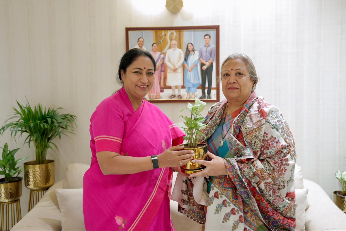 gupta_rekha's tweet photo. दिल्ली भाजपा की सह-प्रभारी एवं पूर्व केंद्रीय राज्य मंत्री श्रीमती @DarshanaJardosh जी से आत्मीय भेंट का अवसर मिला।

संगठन के प्रति उनका समर्पण, दीर्घ अनुभव और कार्यकर्ताओं के साथ सहज जुड़ाव सदैव प्रेरक रहा है। इस अवसर पर संगठनात्मक विषयों पर उनका बहुमूल्य मार्गदर्शन प्राप्त हुआ। https://t.co/2S6TIps2zc
