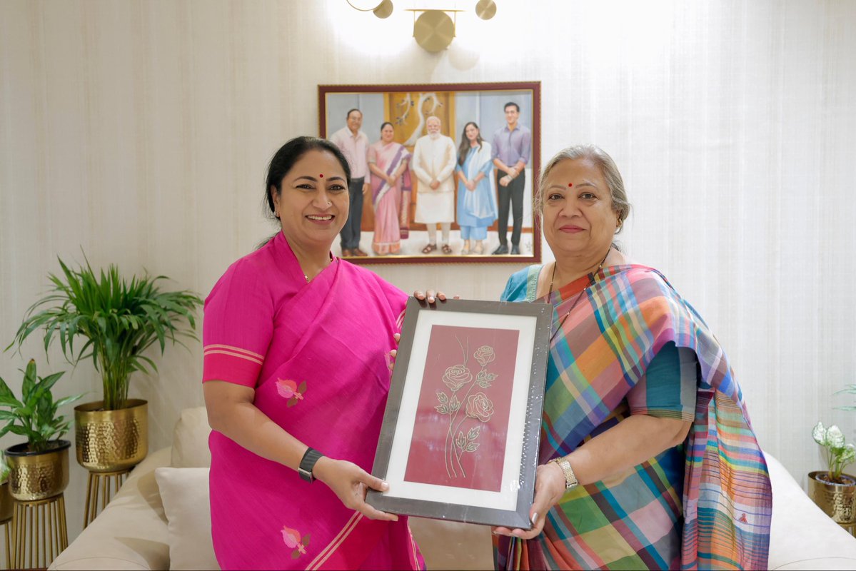 gupta_rekha's tweet photo. दिल्ली भाजपा की सह-प्रभारी एवं पूर्व केंद्रीय राज्य मंत्री श्रीमती @DarshanaJardosh जी से आत्मीय भेंट का अवसर मिला।

संगठन के प्रति उनका समर्पण, दीर्घ अनुभव और कार्यकर्ताओं के साथ सहज जुड़ाव सदैव प्रेरक रहा है। इस अवसर पर संगठनात्मक विषयों पर उनका बहुमूल्य मार्गदर्शन प्राप्त हुआ। https://t.co/2S6TIps2zc