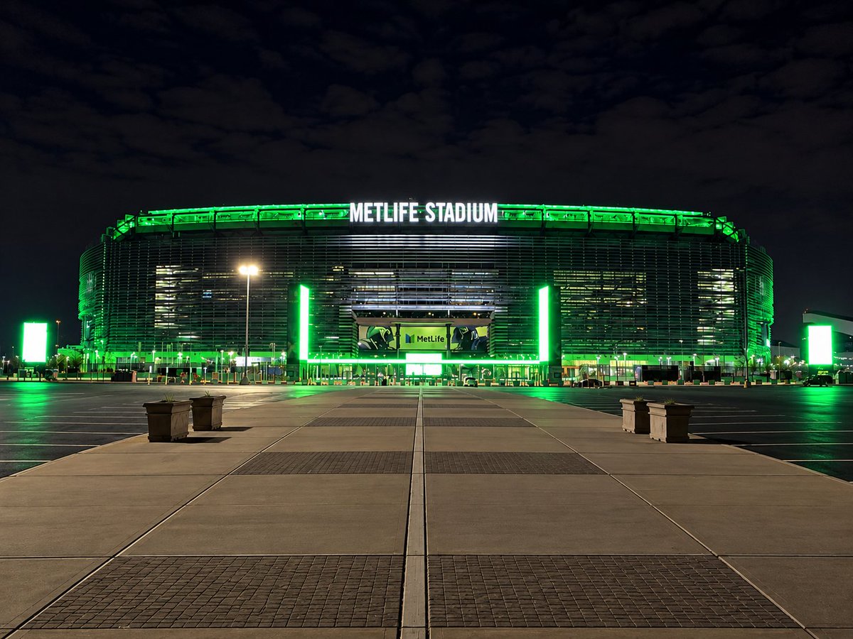 MetLifeStadium's tweet photo. 💚 Green in honor of #GreenSportsDay 💚
We are proud to support the sports greening movement to help build a stronger, more sustainable future! 🌎♻

#WorldsBiggestStage https://t.co/Y1Pvecp59e