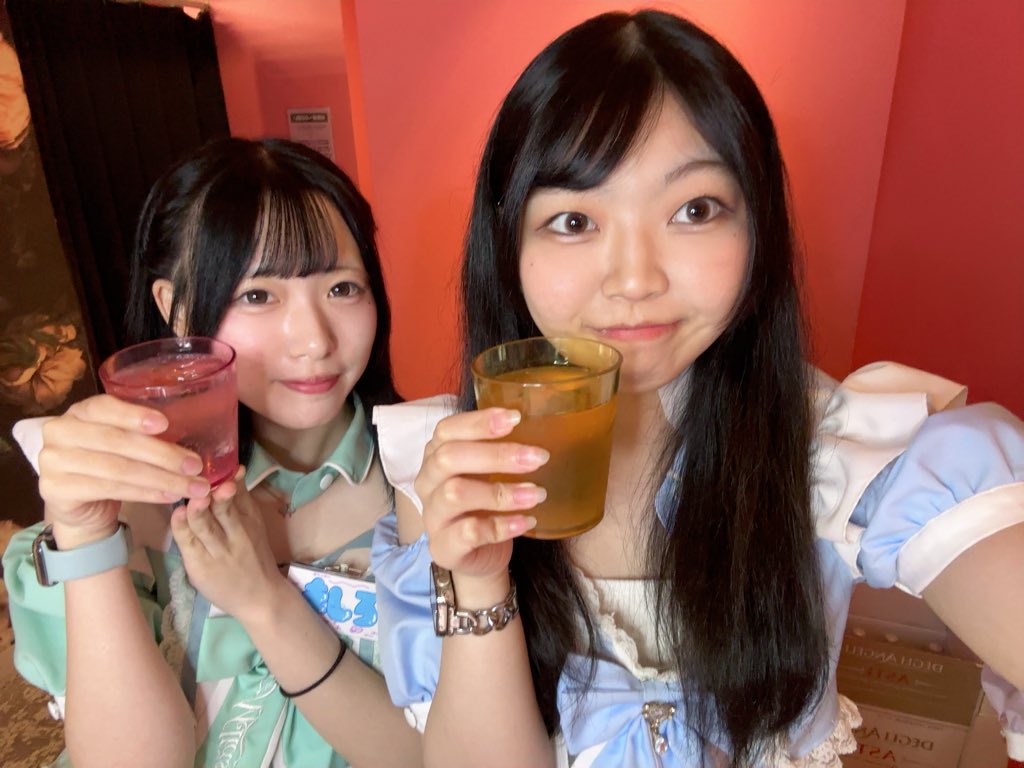 melt_mashiro's tweet photo. おきゅおわしました！

ෆ˚*初めてデスタコくれた6分の6辛いお兄様✨️

ෆ˚*私にもドリンクを恵んでくれたお兄様✨️

今日あひるちゃんと初めましてして沢山お話した！

ですタコは辛かったですでも美 おいちかった🐙
お酒もおいちかった🥃 https://t.co/8G9O3CmJZt