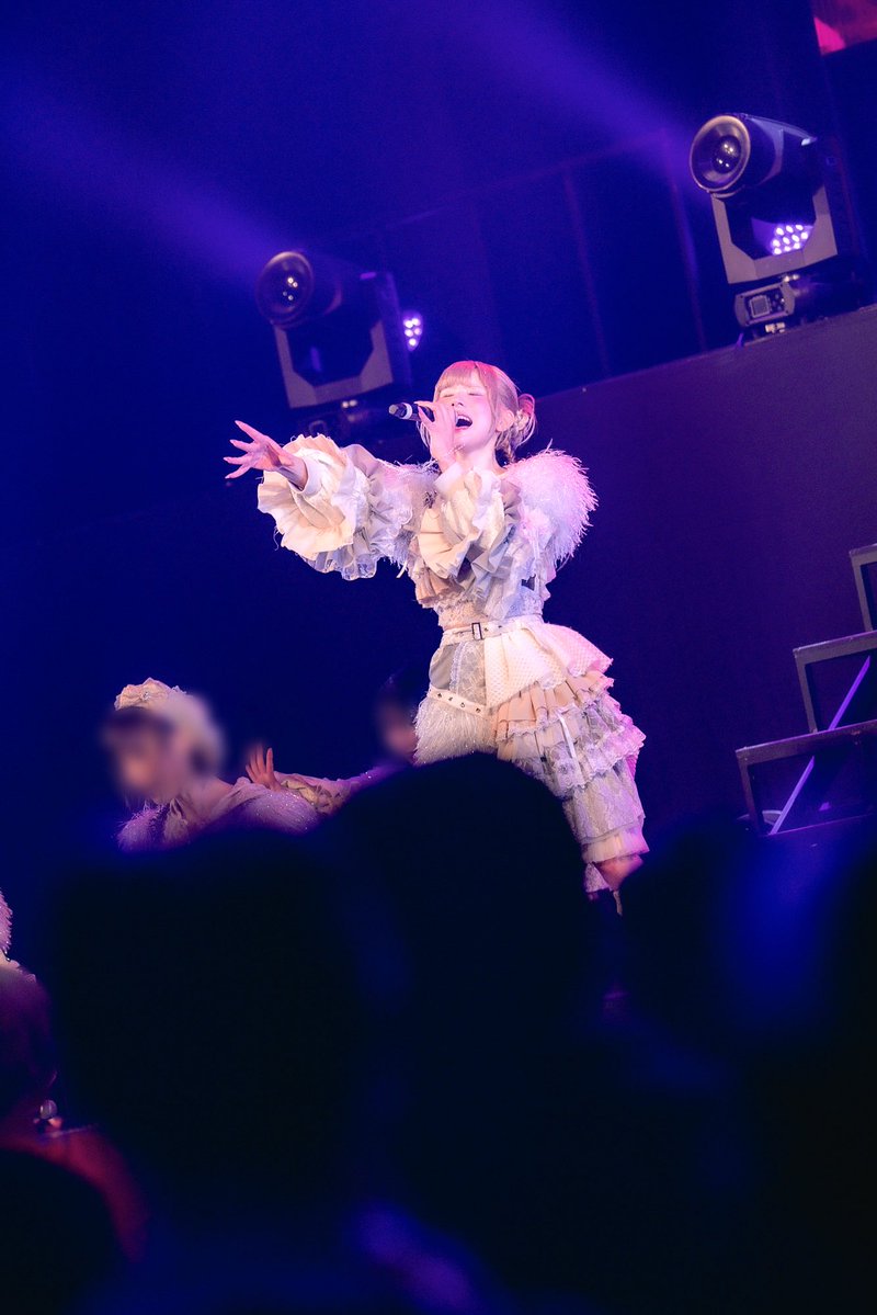 rincent_suzu's tweet photo. 昨日は、Zepp DiverCityでのRiNCENT♯５周年記念 #LOGINew ツアーファイナル、
本当にありがとうございました🤍

今日まで出逢ってくれた一人ひとりがいたから、応援してくれるみんながいたから、全国ツアーができて、昨日のファイナルを迎えることができました。
各地で会いに来てくれたみんな、昨日駆けつけてくれたみんな、会えない日も応援を届けてくれたみんな。本当にありがとう。

このツアーでいろんな場所を巡るたびに、RiNCENT♯を知ってくれている人、応援してくれている人が、こんなにもいるんだと実感しました。
初めての場所にも会いに来てくれる人がいて、遠くまで一緒についてきてくれる人がいて。
みんなのあたたかさに触れるたびに、私たちがステージに立てることも、次の場所へ進んでいけることも、決して当たり前じゃないんだと気づかされました。

そして、福岡。
私にとって初めて福岡でみんなに会える機会だったのに、行くことができなくて、本当に悔しかったです。楽しみにしてくれていたみんな、ごめんなさい。
あのとき、福岡に行くみんながメッセージを送ってくれて、読みながら泣きました。
福岡にもRiNCENT♯を、本気すずを知ってくれている人がいて、私に逢おうとしてくれていたことが、本当に嬉しかったです。

この悔しさは、悔しいままで終わらせたくありません。
もう一度、福岡に会いに行かせてください。絶対にまた行きたいです。
そして、もっといろんな場所へ行って、RiNCENT♯の魅力を届けられるようになりたいです。

私はまだまだ未熟で、成長途中です。
このツアーでは、嬉しいことだけじゃなく、自分のできないことや弱いところにも、たくさん向き合いました。
本当は見たくない現実も、認めたくない自分もあって、目をそらしたくなることもありました。

耳の聞こえ方が不安定になったり、パニック障害、自分でも何が起きているのか分からず、怖くなることもありました。
それでも、みんなに会うたびに救われました。
みんなの顔を見て、声を聞いて、「またこの人たちに会いたい。もっといいステージを届けたい」と思えたから、自分の弱さにも向き合うことができました。

みんなに、不安な事があったり、マイナスな感情があるなら、私が皆に救われたように、私もたくさんみんなの事を救いたい。
これからもたくさんライブや関わっていく中で皆に沢山届けたいです。

そして迎えた昨日のファイナル。
あんなにたくさんのみんなが来てくれて、各地でもらった想いや、RiNCENT♯に入ってからのことを思いながら、今までで一番落ち着いてステージに立てました。
今まで学んできたこと、みんなから教えてもらったこと、今の私が届けられる全部を込めて、最後までやり遂げることができたと思っています。
自分でも「今までの集大成だ」と思えるライブになりました。
そんな時間を一緒につくってくれて、本当にありがとう。

みんなと出逢って、私が気づけたことがあります。
それは、「夢は形にできる」ということ。

ずっと憧れていたアイドルになれたこと。
RiNCENT♯の一員として、こうしてステージに立てていること。
全国ツアーができたこと。
そして昨日、Zepp DiverCityでみんなとあの景色を見られたこと。

昔の私が夢見ていたことが、ひとつずつ現実になっています。
今こうして送れている日々そのものが、私にとっては夢が形になったものです。
そのひとつひとつに、みんながいてくれました。

だから、アイドルでいる以上、今度は私自身の姿で、みんなにも伝えていきたいです。
「夢は形にできるんだ」って。
これから叶えていく夢を、みんなと一緒に現実にしていきたいです。

ここまで連れてきてくれたみんなに、まだまだ見せたい景色があります。
６年目はもっと成長して、もっと大きなステージへ、みんなを連れていきたい。

今日までが、その未来につながる一日になるように、これからも全力で頑張ります！

夢は、夢で終わらせない。
昨日の景色を胸に、ここからまた一歩ずつ進んでいきます。

出逢ってくれて、私をアイドルにしてくれて、本当にありがとう。
６年目も、本気すずとRiNCENT♯をよろしくお願いします🤍