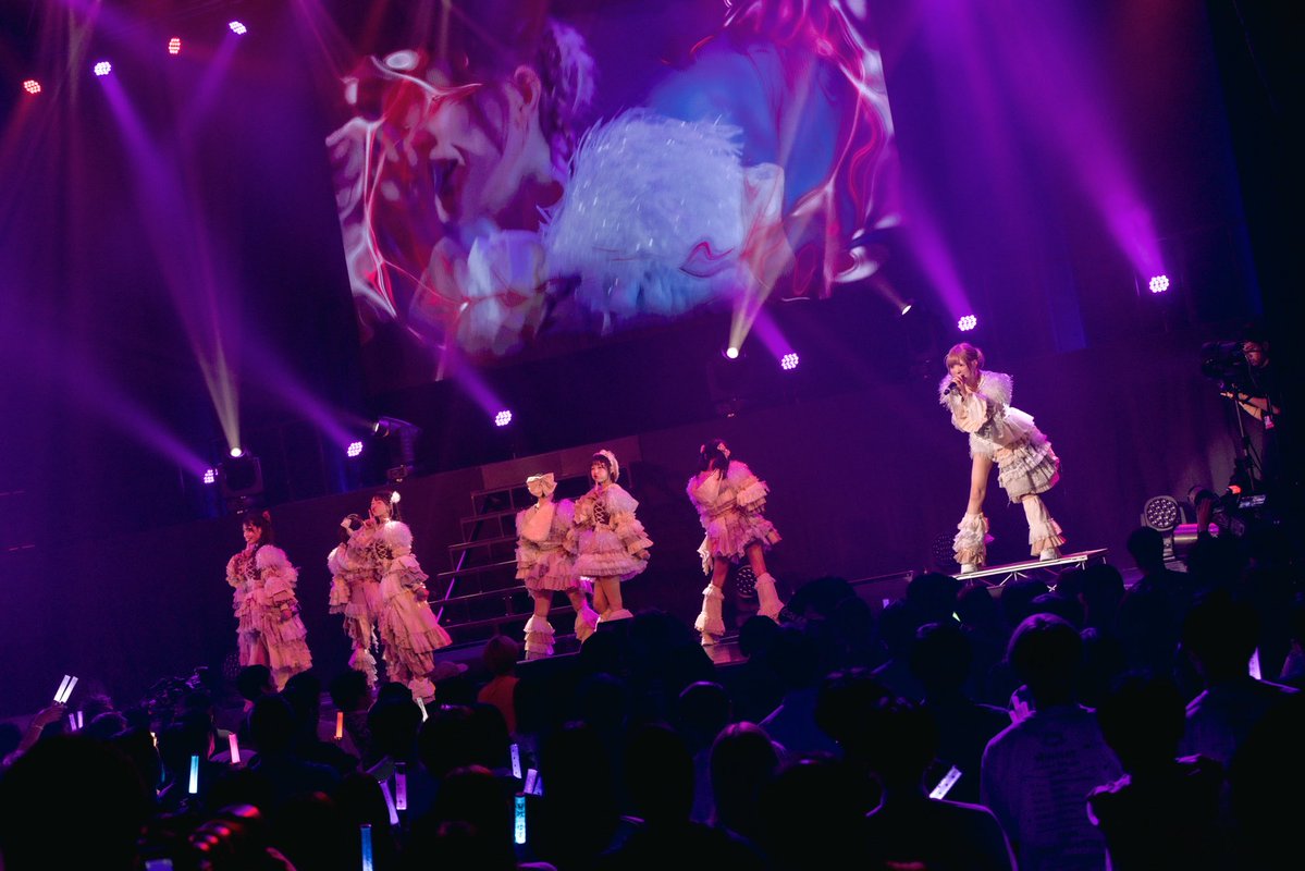rincent_suzu's tweet photo. 昨日は、Zepp DiverCityでのRiNCENT♯５周年記念 #LOGINew ツアーファイナル、
本当にありがとうございました🤍

今日まで出逢ってくれた一人ひとりがいたから、応援してくれるみんながいたから、全国ツアーができて、昨日のファイナルを迎えることができました。
各地で会いに来てくれたみんな、昨日駆けつけてくれたみんな、会えない日も応援を届けてくれたみんな。本当にありがとう。

このツアーでいろんな場所を巡るたびに、RiNCENT♯を知ってくれている人、応援してくれている人が、こんなにもいるんだと実感しました。
初めての場所にも会いに来てくれる人がいて、遠くまで一緒についてきてくれる人がいて。
みんなのあたたかさに触れるたびに、私たちがステージに立てることも、次の場所へ進んでいけることも、決して当たり前じゃないんだと気づかされました。

そして、福岡。
私にとって初めて福岡でみんなに会える機会だったのに、行くことができなくて、本当に悔しかったです。楽しみにしてくれていたみんな、ごめんなさい。
あのとき、福岡に行くみんながメッセージを送ってくれて、読みながら泣きました。
福岡にもRiNCENT♯を、本気すずを知ってくれている人がいて、私に逢おうとしてくれていたことが、本当に嬉しかったです。

この悔しさは、悔しいままで終わらせたくありません。
もう一度、福岡に会いに行かせてください。絶対にまた行きたいです。
そして、もっといろんな場所へ行って、RiNCENT♯の魅力を届けられるようになりたいです。

私はまだまだ未熟で、成長途中です。
このツアーでは、嬉しいことだけじゃなく、自分のできないことや弱いところにも、たくさん向き合いました。
本当は見たくない現実も、認めたくない自分もあって、目をそらしたくなることもありました。

耳の聞こえ方が不安定になったり、パニック障害、自分でも何が起きているのか分からず、怖くなることもありました。
それでも、みんなに会うたびに救われました。
みんなの顔を見て、声を聞いて、「またこの人たちに会いたい。もっといいステージを届けたい」と思えたから、自分の弱さにも向き合うことができました。

みんなに、不安な事があったり、マイナスな感情があるなら、私が皆に救われたように、私もたくさんみんなの事を救いたい。
これからもたくさんライブや関わっていく中で皆に沢山届けたいです。

そして迎えた昨日のファイナル。
あんなにたくさんのみんなが来てくれて、各地でもらった想いや、RiNCENT♯に入ってからのことを思いながら、今までで一番落ち着いてステージに立てました。
今まで学んできたこと、みんなから教えてもらったこと、今の私が届けられる全部を込めて、最後までやり遂げることができたと思っています。
自分でも「今までの集大成だ」と思えるライブになりました。
そんな時間を一緒につくってくれて、本当にありがとう。

みんなと出逢って、私が気づけたことがあります。
それは、「夢は形にできる」ということ。

ずっと憧れていたアイドルになれたこと。
RiNCENT♯の一員として、こうしてステージに立てていること。
全国ツアーができたこと。
そして昨日、Zepp DiverCityでみんなとあの景色を見られたこと。

昔の私が夢見ていたことが、ひとつずつ現実になっています。
今こうして送れている日々そのものが、私にとっては夢が形になったものです。
そのひとつひとつに、みんながいてくれました。

だから、アイドルでいる以上、今度は私自身の姿で、みんなにも伝えていきたいです。
「夢は形にできるんだ」って。
これから叶えていく夢を、みんなと一緒に現実にしていきたいです。

ここまで連れてきてくれたみんなに、まだまだ見せたい景色があります。
６年目はもっと成長して、もっと大きなステージへ、みんなを連れていきたい。

今日までが、その未来につながる一日になるように、これからも全力で頑張ります！

夢は、夢で終わらせない。
昨日の景色を胸に、ここからまた一歩ずつ進んでいきます。

出逢ってくれて、私をアイドルにしてくれて、本当にありがとう。
６年目も、本気すずとRiNCENT♯をよろしくお願いします🤍